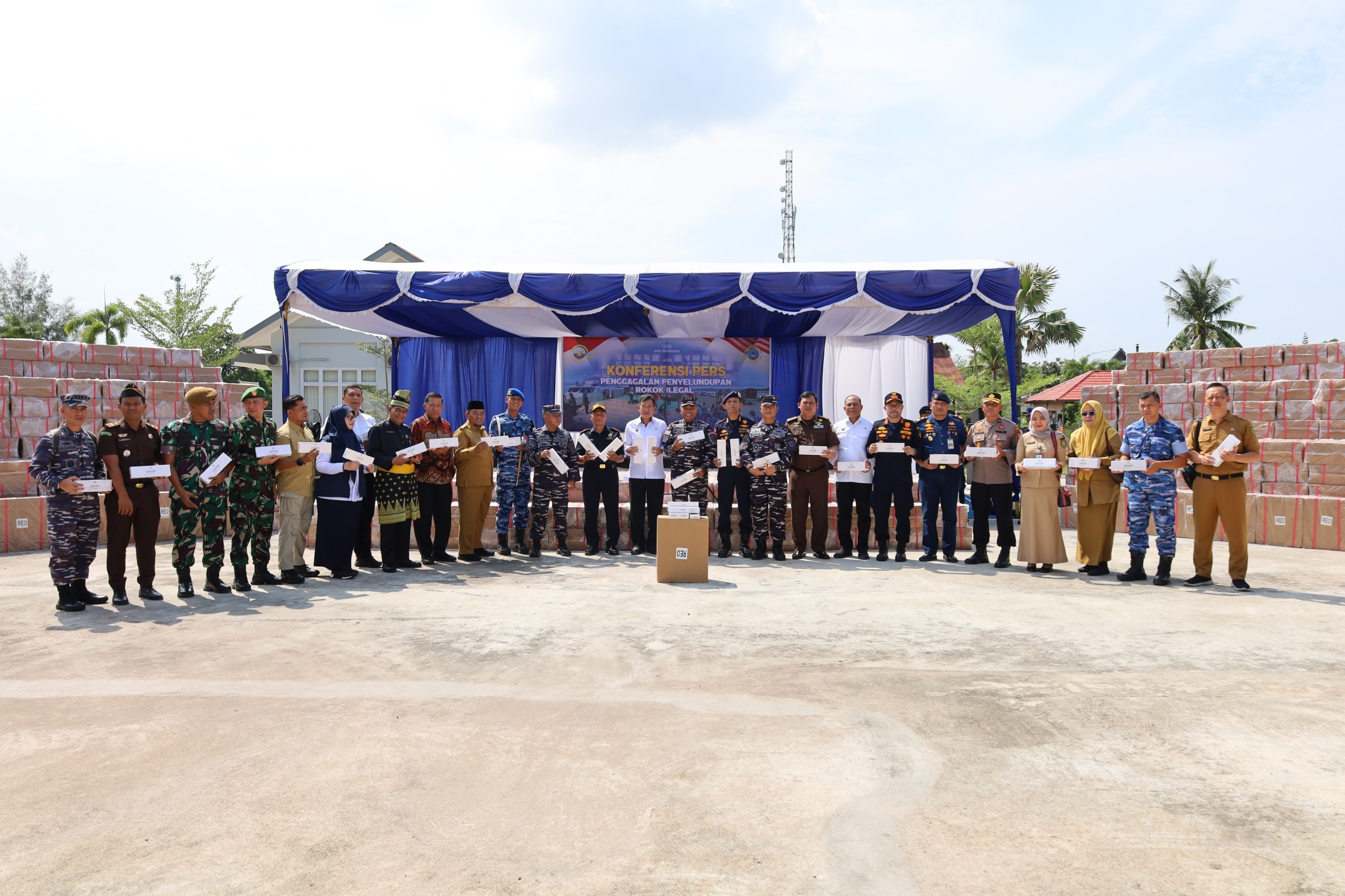 Danlantamal I Hadiri Konfrensi Pers TNI AL Gagalkan Penyundupan Rokok Ilegal di Perairan Riau