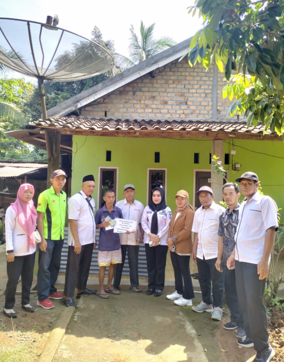 Mempermudah kpm kakam setia negara membagi kan BLT -DD tahap kedua dari rumah ke rumah