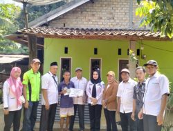 Mempermudah kpm,kakam setia negara membagi kan BLT -DD tahap kedua dari rumah ke rumah