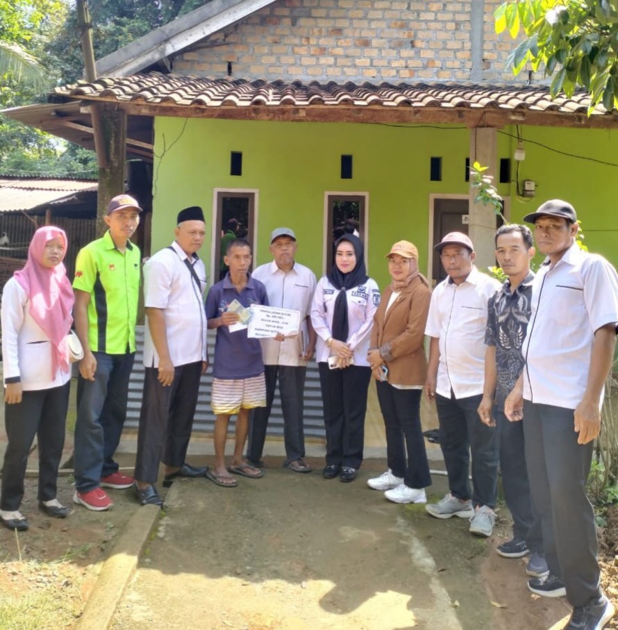 Mempermudah KPM,Kakam Setia Negara bagikan BLT-DD tahap Kedua dari rumah ke rumah. Kompas sidik online, Waykanan Banyak cara yang di lakukan agar hak orang lain sampai ketangan nya dengan baik,ada yang di titip kan,di suruh mengambil sendiri bahkan ada yang di antarkan langsung ke orang nya,hal itu salah Satu bentuk pertanggung jawaban bagi yang di berikan Amanah agar sampai dengan baik. Begitu pula yang di lakukan oleh Vera Yuliastuti,Sh selaku Kepala Kampung Setia Negara Kecamatan Baradatu Kabupaten Waykanan,sebagai pengemban amanah yang di titip kan oleh pemerintah untuk membagikan BLT-DD Ekstrim 2025 tahap Kedua untuk bulan April,Mei dan Juni yang berjumlah Rp.900.000 sebanyak 23 KPM,untuk mengurangi beban bagi KPM nya Beliau membagikan nya dengan cara di bagikan langsung dari rumah ke rumah/door to door. Hal itu di lakukan karena mayoritas KPM adalah Disabilitas,sakit dan Lansia yang tidak memungkin untuk bisa hadir dan ikut mengantri dalam pembagian nya ke Kantor Desa,maka dari itu Kepala Kampung punya inisiatif untuk membagika nya dari rumah ke rumah mereka masing-masing. Walau dengan cuaca yang panas Vera Astuti yang akrab di panggil Bunda Vera tersebut dengan di dampingi Sekretaris Desa dan seluruh Aparatur nya,BPK dan Anggota serta Pendamping lokal Desa nya mendatangi Satu Persatu rumah KPM untuk membagikan nya secara simbolis Rabu 11/06/2025. Bunda Vera berpesan kepada KPM agar uang nya di belanjakan sesuai dengan kebutuhan,selain di belikan Sembako Bunda Vera pun berharap sebagian uang nya di belikan kebutuhan anak sekolah,mengingat tidak lama lagi kita akan menyambut tahun ajaran baru yang otomatis butuh biaya untk itu. Salah Satu KPM Warisno mengucapkan Terimakasih yang tak terhingga kepada Pemerintah,khusus nya kepada Pemerintah Kampung Setia Negara,terkhusus buat Bunda Vera dan Apratur nya yang mana di tengah terik nya Matahari seperti ini sudi berpanas-panasan menyalurkan bantuan untuk kami yang memang benar-benar membutuh kan,semoga apa yang di lakukan hari ini bisa jadi ladang Ibadah buat Bunda Vera dan keluarga serta Kampung Setia Negara lebih maju dan Sejahtera Dian Rozali H