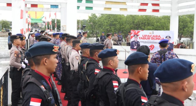 Peringati HUT Bhayangkara ke-79, Kapolres Karimun Pimpin Upacara Tabur Bunga di Tugu MTQ Coastal Area