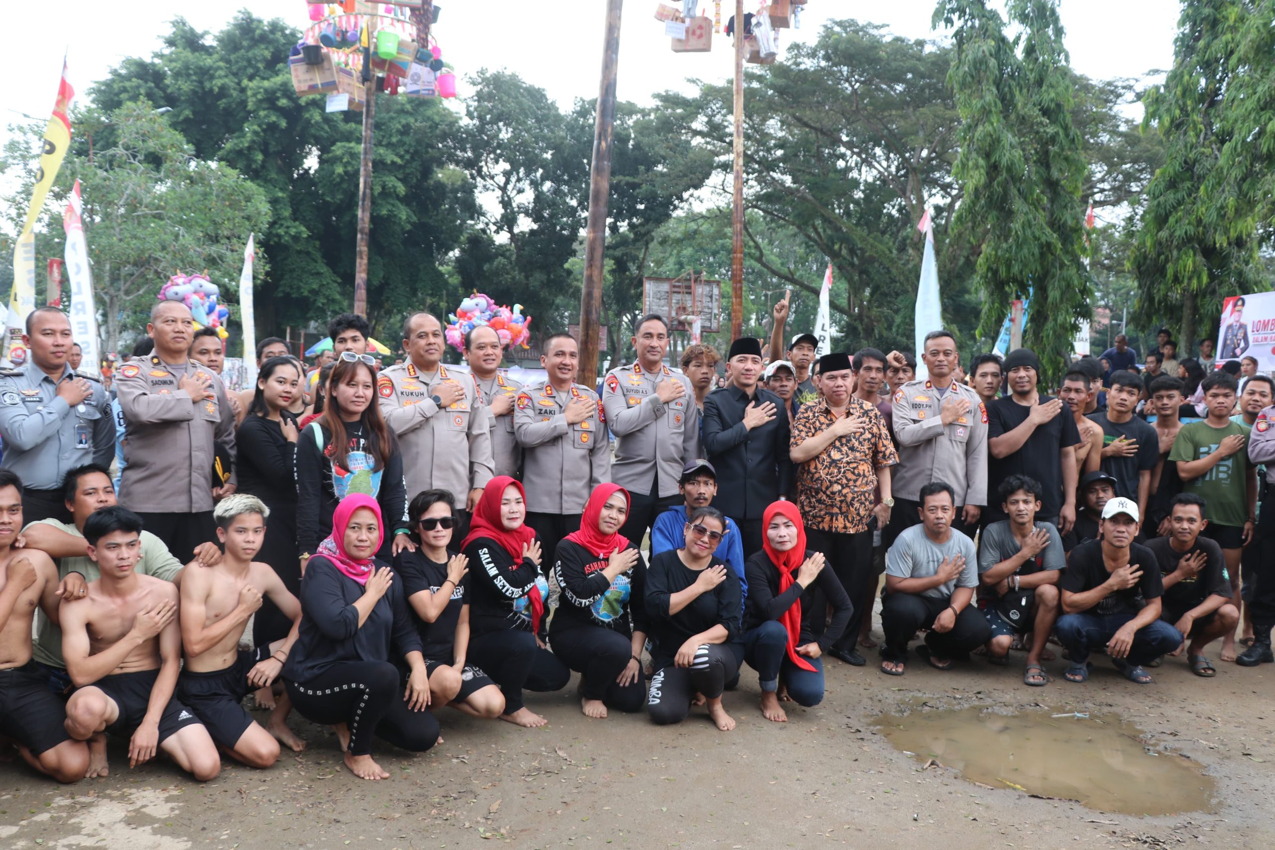 Antusias Masyarakat Ikuti Lomba Panjat Pinang HUT Bhayangkara Ke- 79 di Alun alun Rangkasbitung