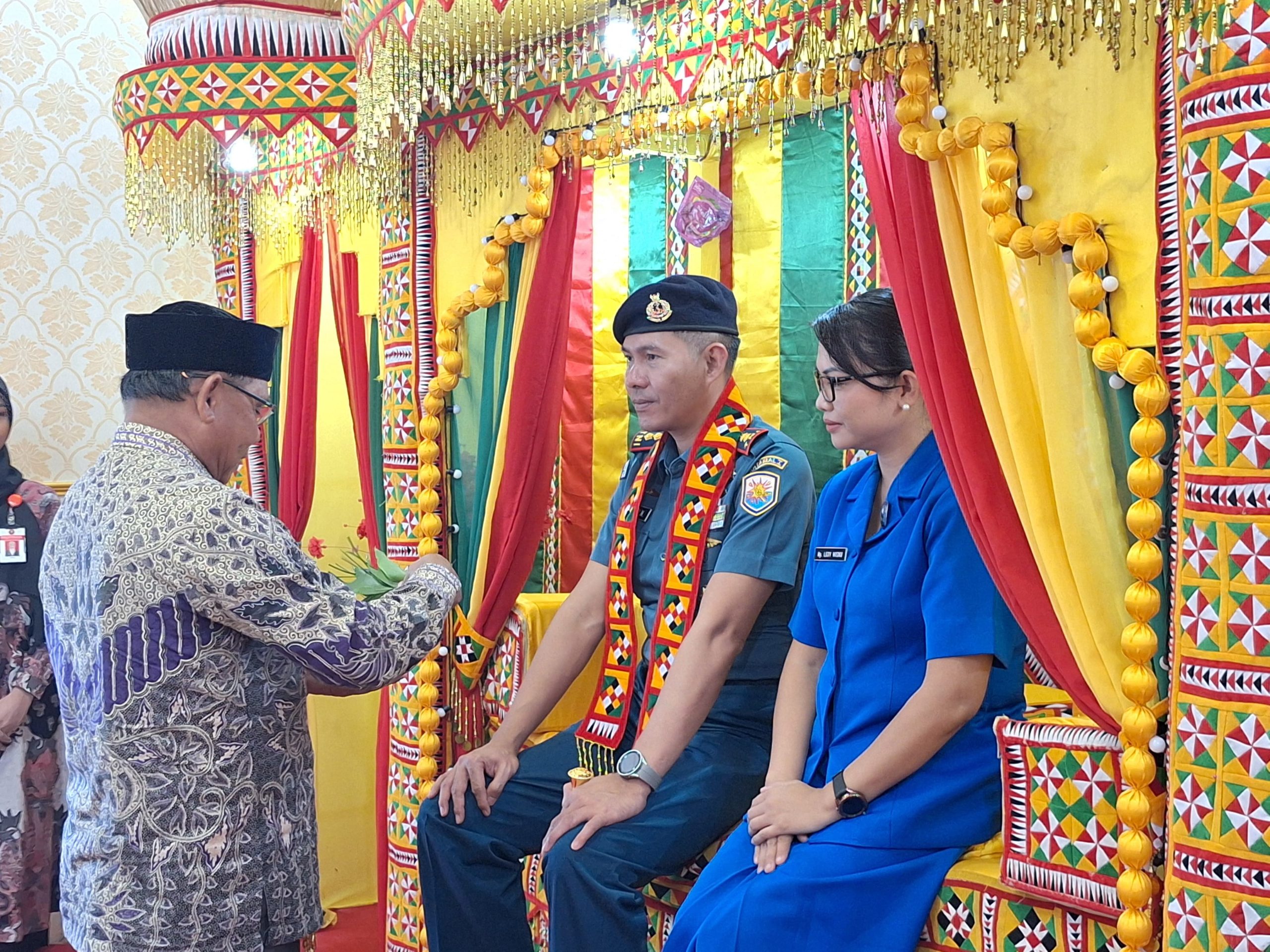 Danlanal Simeulue Disambut Dengan Tradisi Peusijeuk Oleh Forkopimda Kabupaten Simeulue