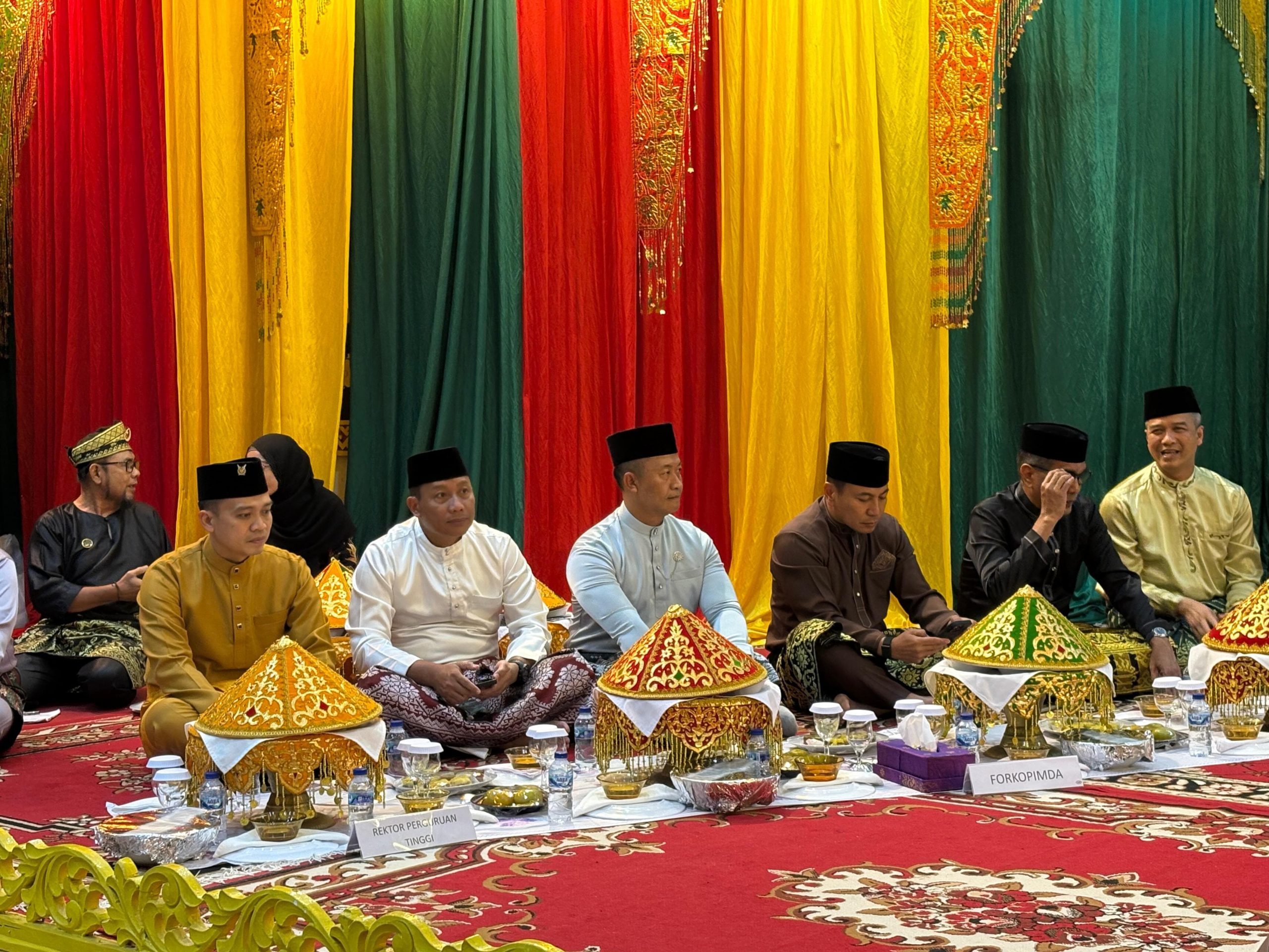 Wujud Sinergi dan Keselarasan Budaya, Danlanal Dumai Hadiri Upacara Penabalan Gelar Adat Datuk Seri Setia Amanah Kepada Gubernur Riau