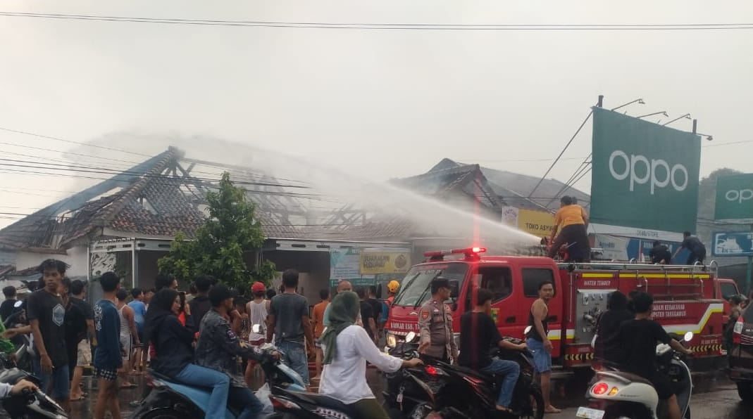Polsek Kota Agung Identifikasi Kebakaran Rumah Beserta Toko di Jalur Dua Ir. Juanda