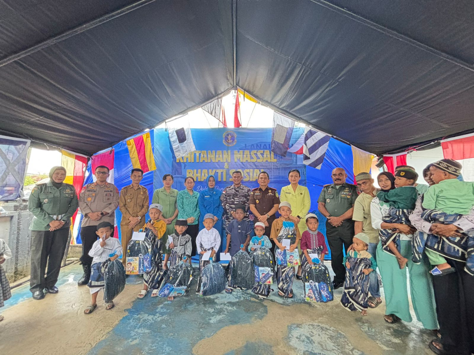 Peringati HUT Ke-32, Pangkalan TNI AL Aru Gelar Khitanan Massal dan Bhakti Sosial