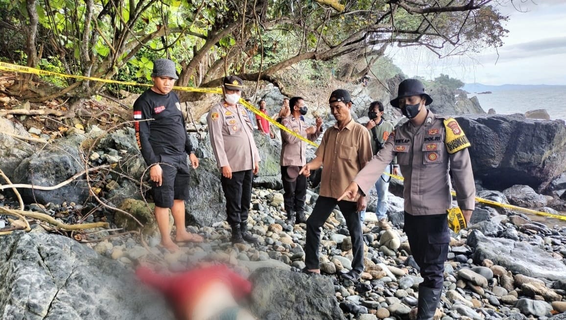 Polsek Limau dan Inafis Polres Tanggamus Identifikasi Mayat Pria Tanpa Kepala di Pantai Cukuh Pandan