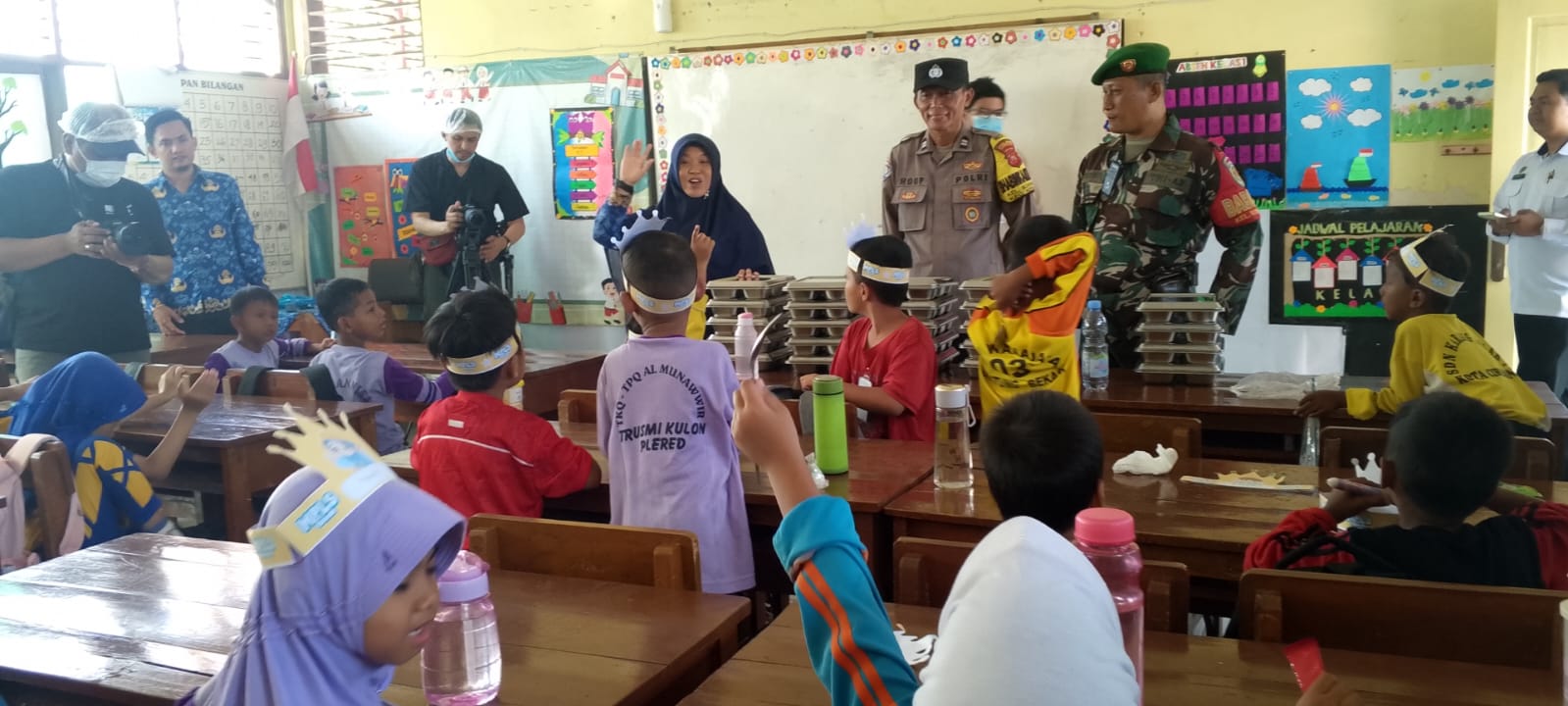 Babinsa Kel. Sunyaragi Dampingi Kunjungan Kerja Tim BGN di SDN Karangjalak 2