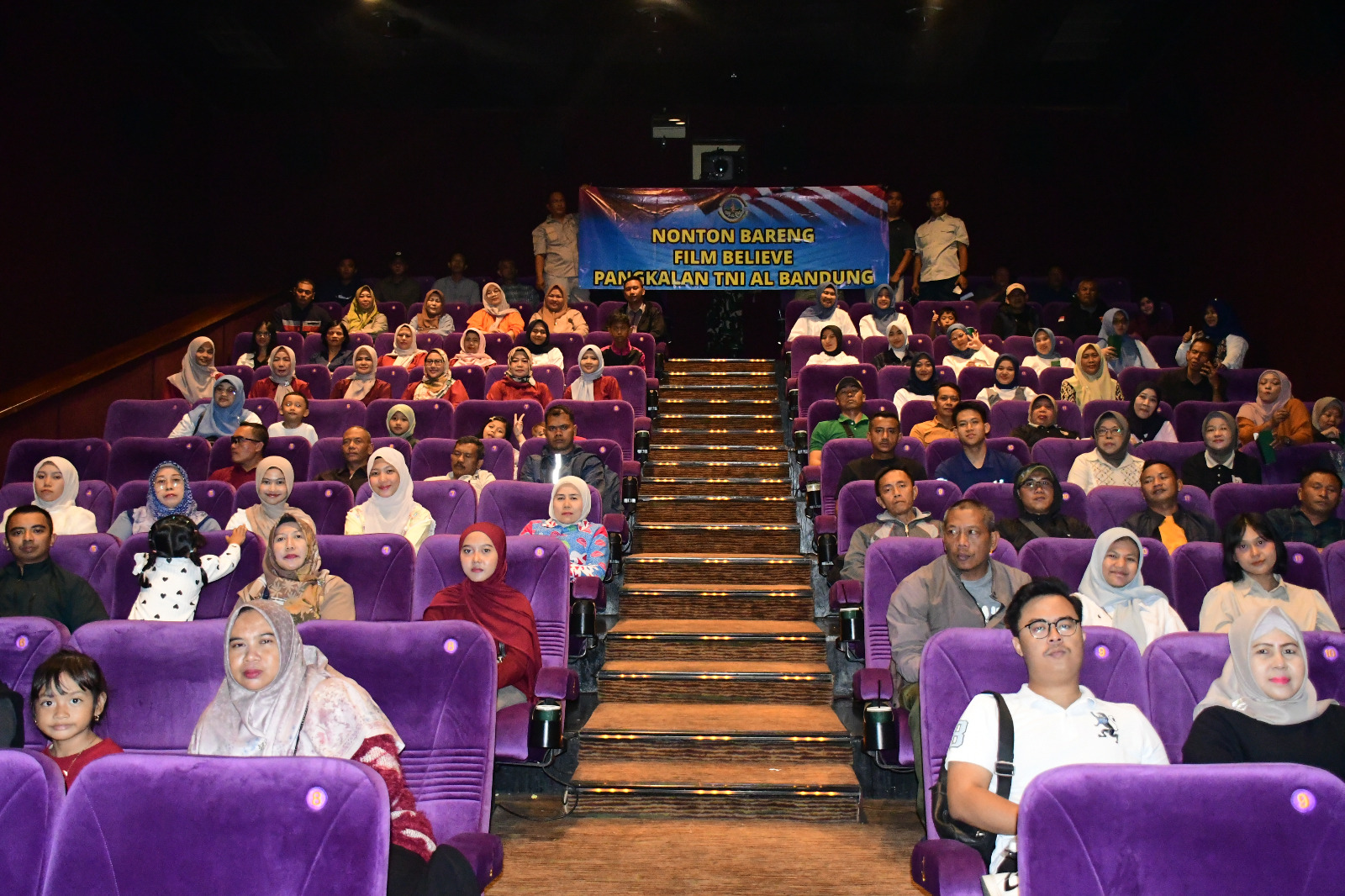 Keluarga Besar Lanal Bandung Nonton Bersama Pemutaran Film Believe (Takdir, Mimpi dan Keberanian)