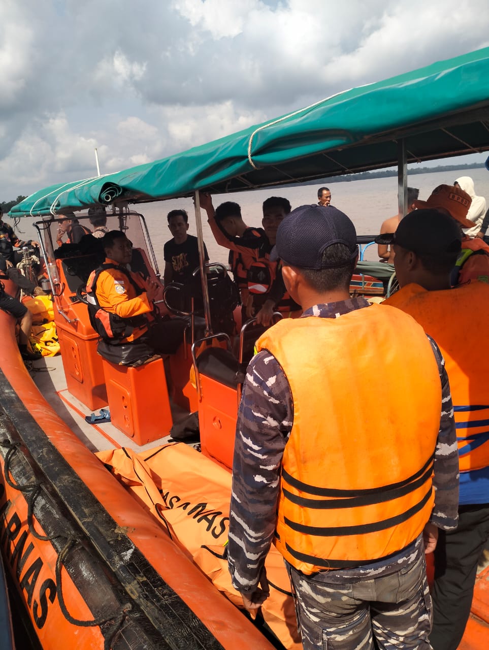 Sinergi Pos TNI Angkatan Laut Tanjung Datuk Bersama Tim SAR Gabungan Berhasil Temukan Korban Kecelakaan Laut di Perairan Tras Jaya