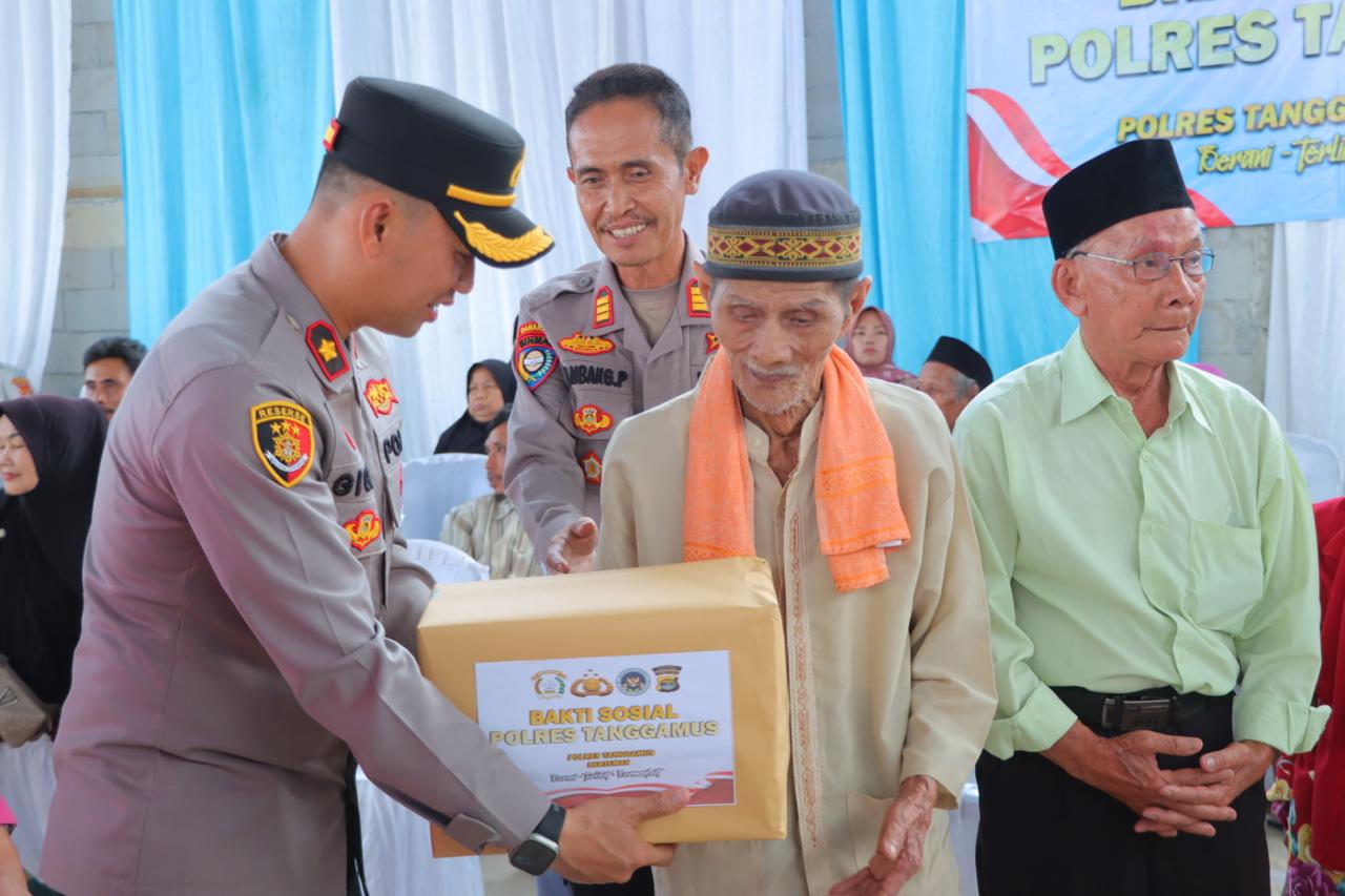 Polres Tanggamus Gelar Kesehatan Gratis dan Pembagian Bahan Pokok di Pulau Panggung