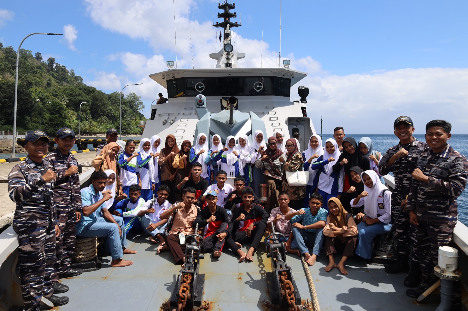 Lantamal IX Ambon Bekerjasama Dengan Bank Indonesia Laksanakan Bakti Sosial Kesehatan dan Sosialisasi Cinta, Bangga, Paham Rupiah di Pelabuhan Amnalau