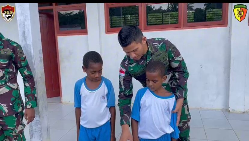 Satgas RI–PNG Yonif 763/SBA Latih PBB Siswa SD dan PAUD di Kampung Konja