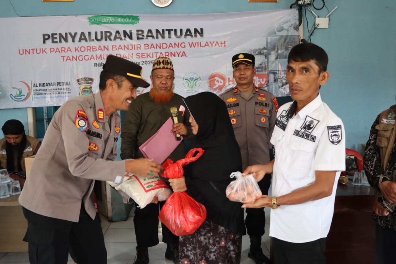 Kolaborasi Ponpes Al-Hidayah, Polres Tanggamus dan Komascipol Salurkan Bantuan Korban Banjir di Dua Kecamatan