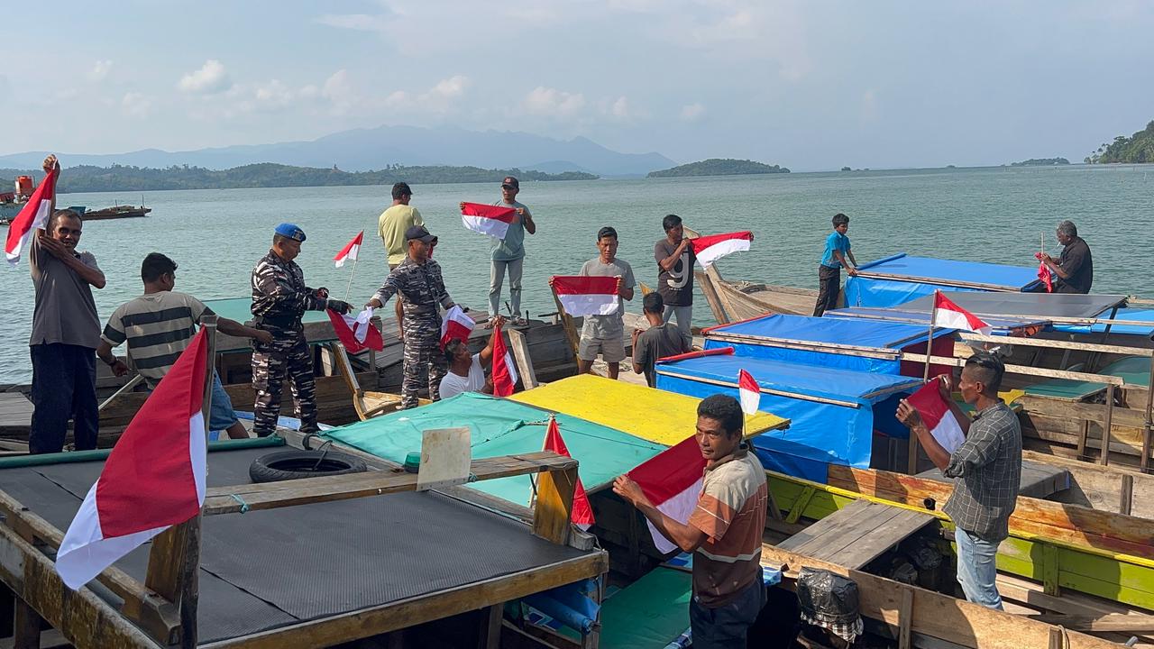 Gerakan Semangat Nasionalisme, Komandan Pos TNI AL Penuba Turun Langsung Serahkan Bendera Merah Putih Kepada Nelayan