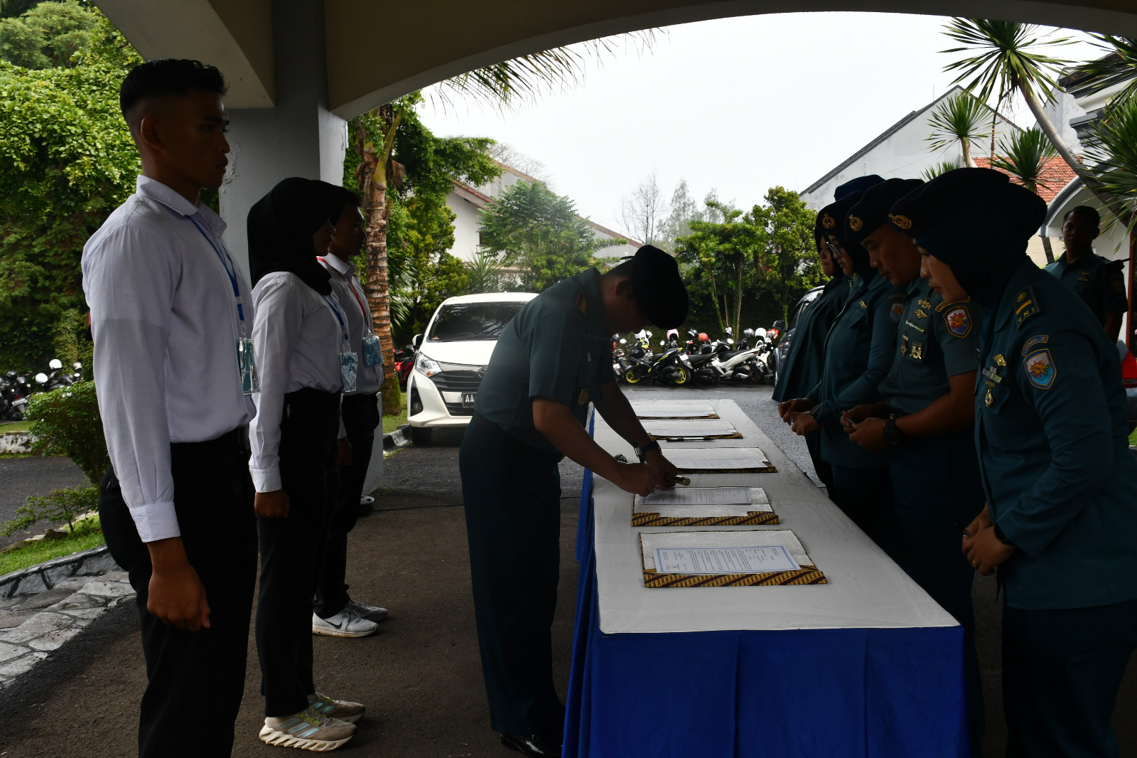 Komandan Lanal Bandung Berikan Pengarahan dan Penandatanganan Pakta Integritas Panitia Daerah Penerimaan Caba, Cabawan dan Tamtama PK TNI AL Gelombang II Tahun 2025