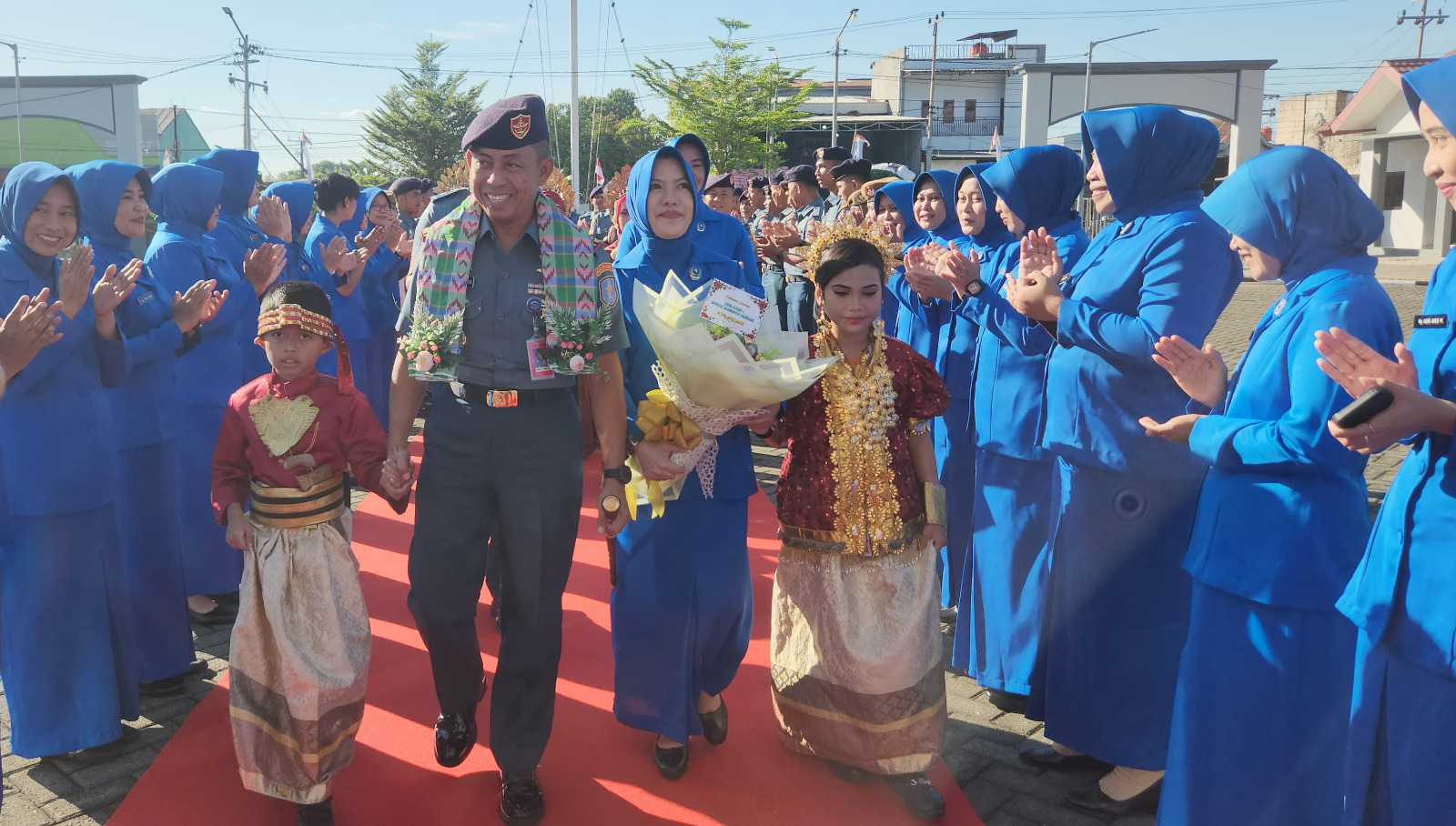 Komandan Satlinlamil 3 dan Ketua Cabang 4 Gabungan Jalasenastri Kolinlamil Disambut Dengan Tradisi Kearifan Lokal Angaru dan Tari Paduppa