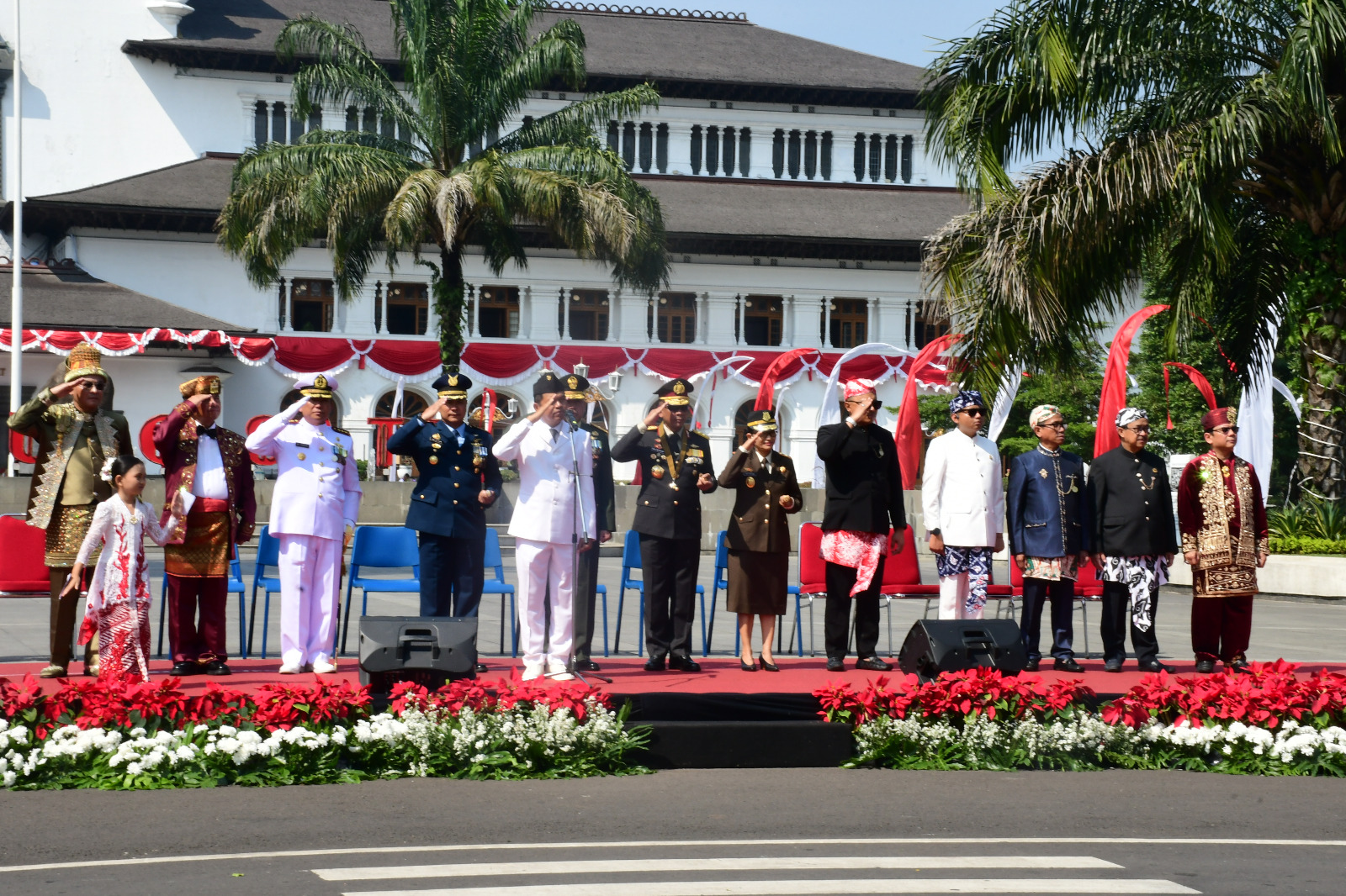 Komandan dan Prajurit Lanal Bandung Ikuti Upacara Pengibaran Bendera Merah Putih Dalam Rangka Hut Ke-80 Kemerdekaan Republik Indonesia Tingkat Provinsi Jawa Barat Tahun 2025