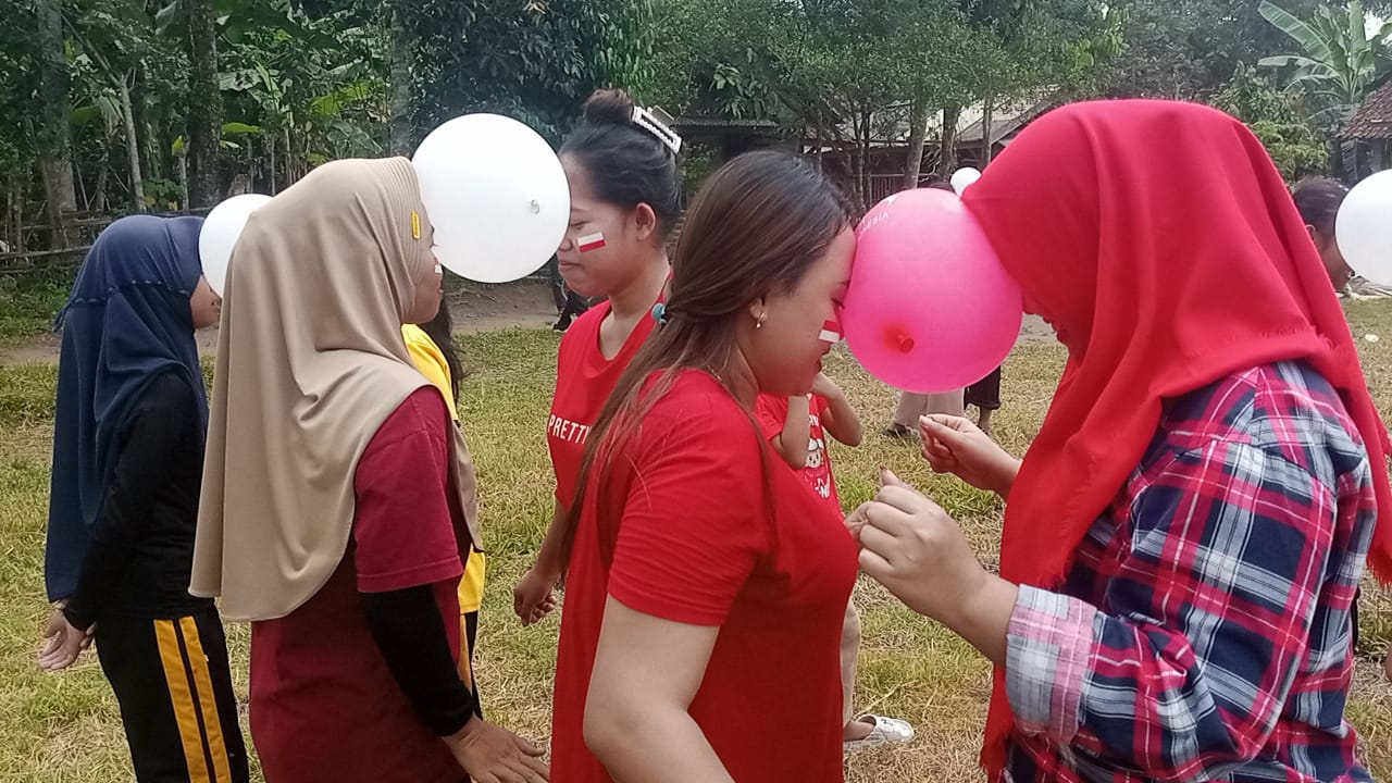 Masyarakat Kampung Rancapanjang Merihkan 17 Agustus Dengan Lomba Joged Balon