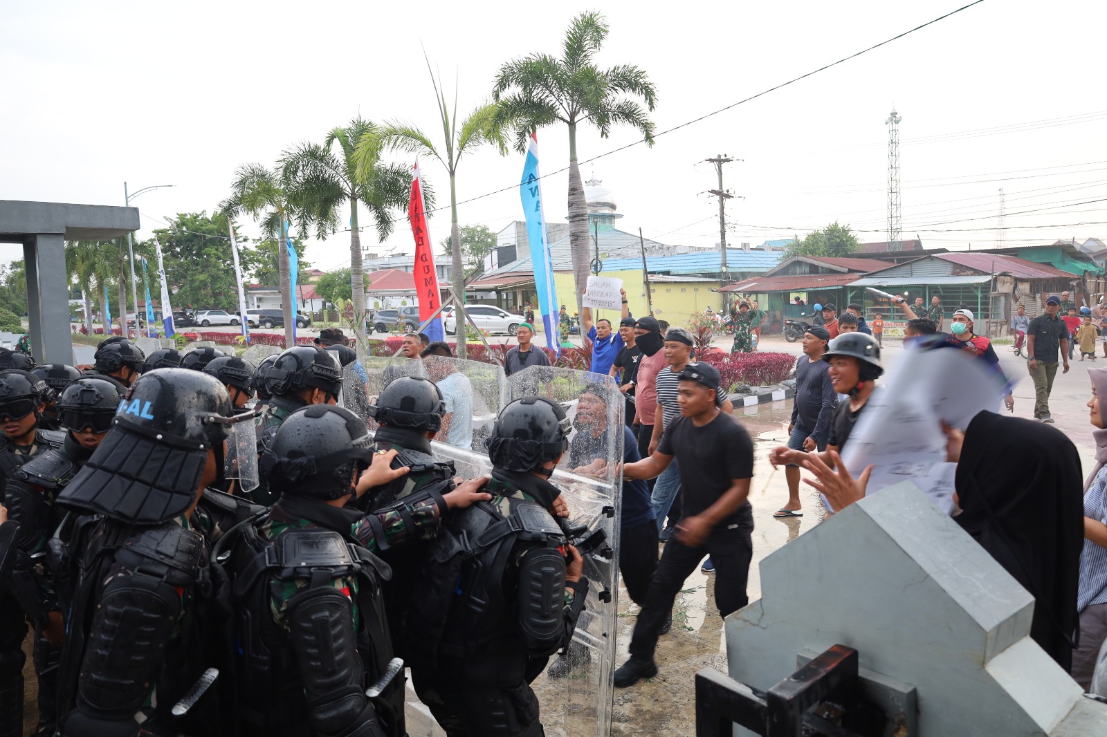 Satu SSK Personel Dikerahkan Untuk Kawal Aksi Unjuk Rasa di Depan Mako Lanal Dumai