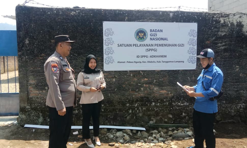 SPPG Ulubelu Resmi Dilaunching, Bhabinkamtibmas Polres Tanggamus Kawal Distribusi MBG untuk 2.174 Siswa