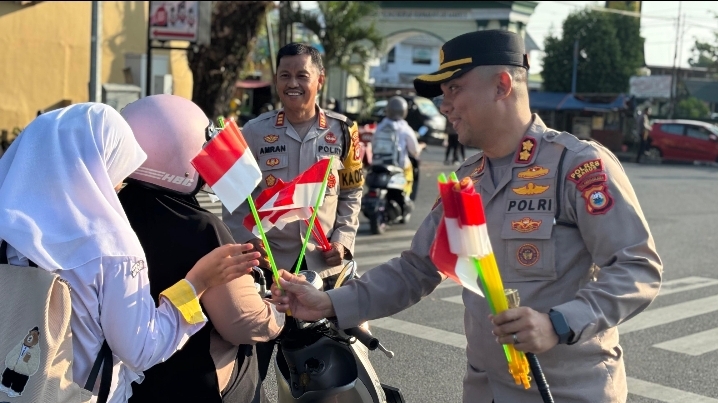 Menjelang HUT RI Ke 80 Kapolres Maros Turun Langsung Bagi-Bagi Bendera Merah Putih Kepengendara