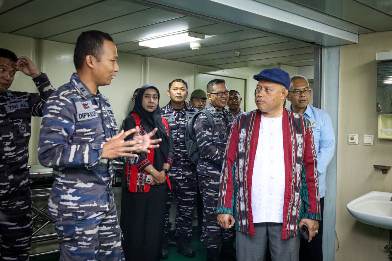 Asisten I Gubernur dan Kadinkes Provinsi Maluku Kunjungi Kapal Bantu Rumah Sakit KRI Suharso-990, Mantapkan Yankes Bergerak