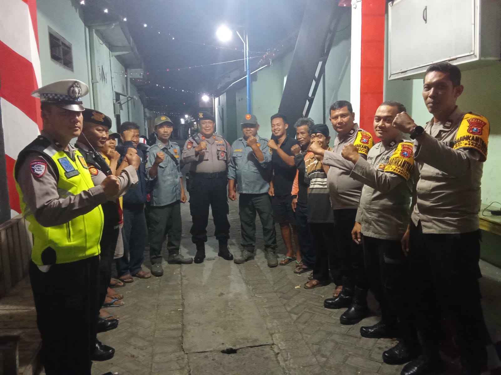 Ketika Polisi dan Warga Duduk Bersama di Pos Kamling RT 28 RW 10 Lingkungan Tirtoudan Kota Kediri