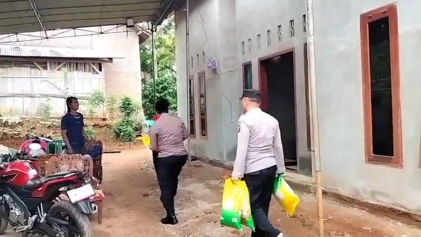 Polsek Pulau Panggung Peduli, Serahkan Tali Asih kepada Keluarga Korban Tertimpa Pohon di Batu Tegi