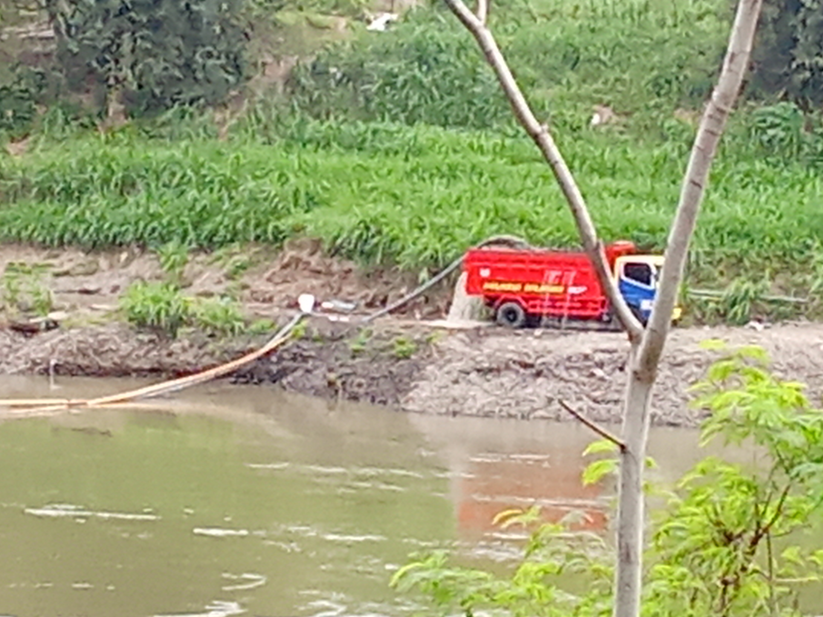 Marak Penambangan Pasir Mekanik di Aliran Sungai Brantas Rejotangan Tulungagung, Dilakukan Secara Vulgar