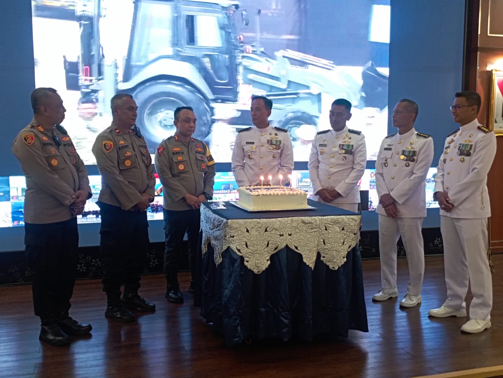 Polres Metro Jakarta Utara Dan Polsek Koja Gelar Suprise Party Dalam HUT TNI Ke- 80 Di Mako Kolinlamil