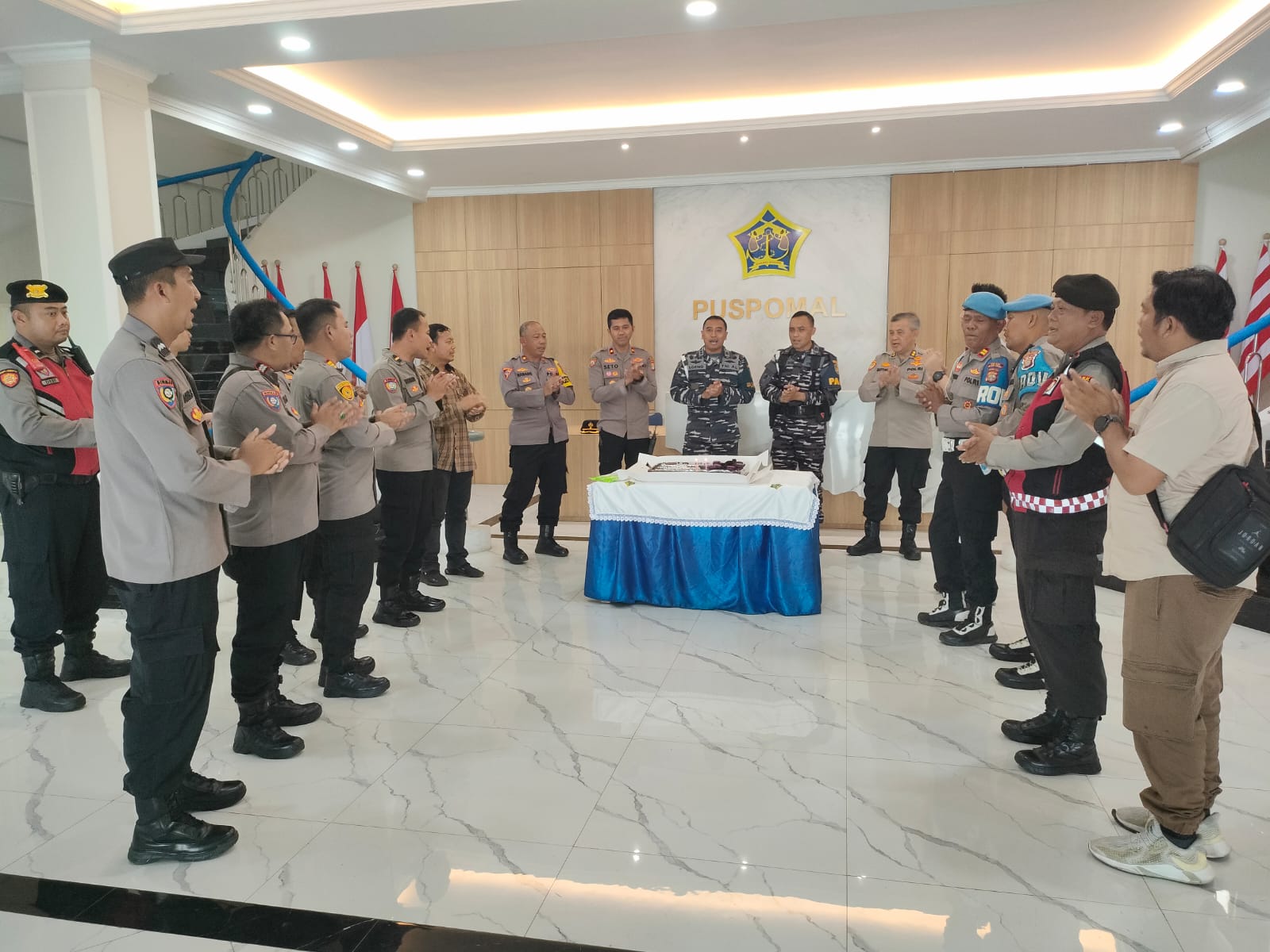 Polres Metro Jakarta Utara Dan Polsek Kelapa Gading Beri Kejutan Di Mako Puspomal TNI AL Dalam HUT TNI Ke- 80