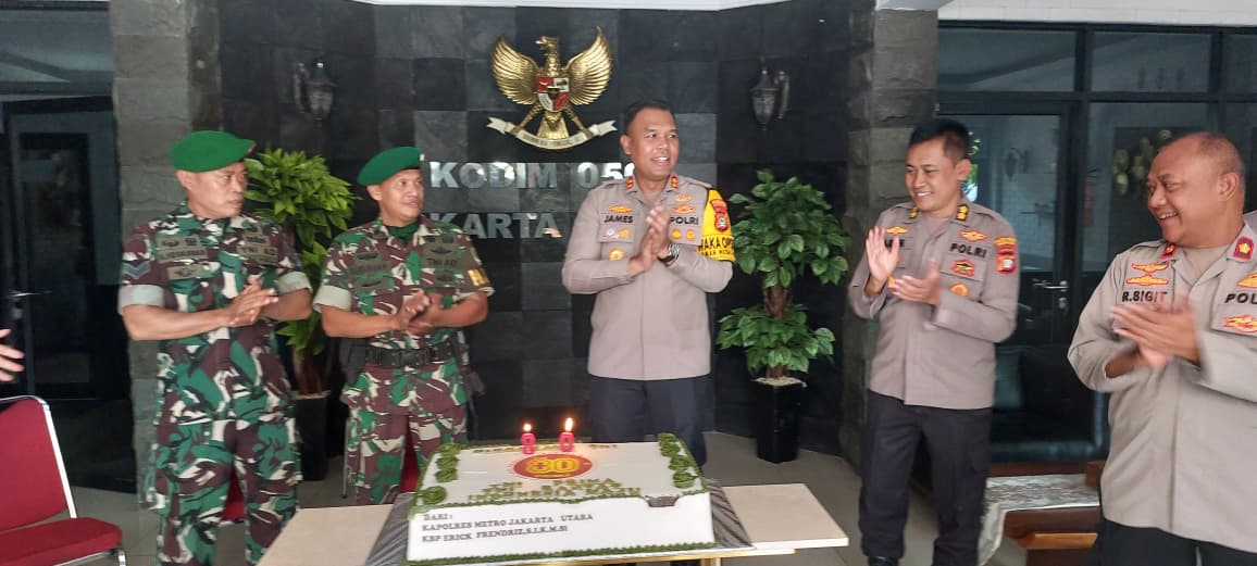 Polres Metro Jakarta Utara Berikan Surprise HUT TNI Ke- 80 Di Makodim 0502/JU