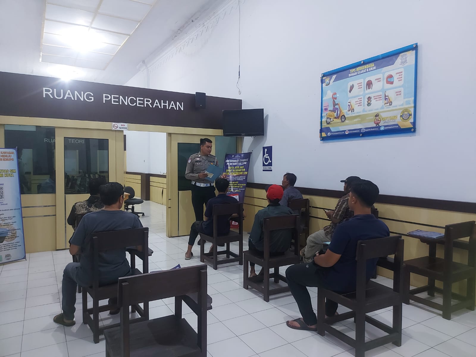 Program ” Polantas Menyapa ” Hadir dan Melayani Pemohon SIM di Satpas Polres Kediri Kota