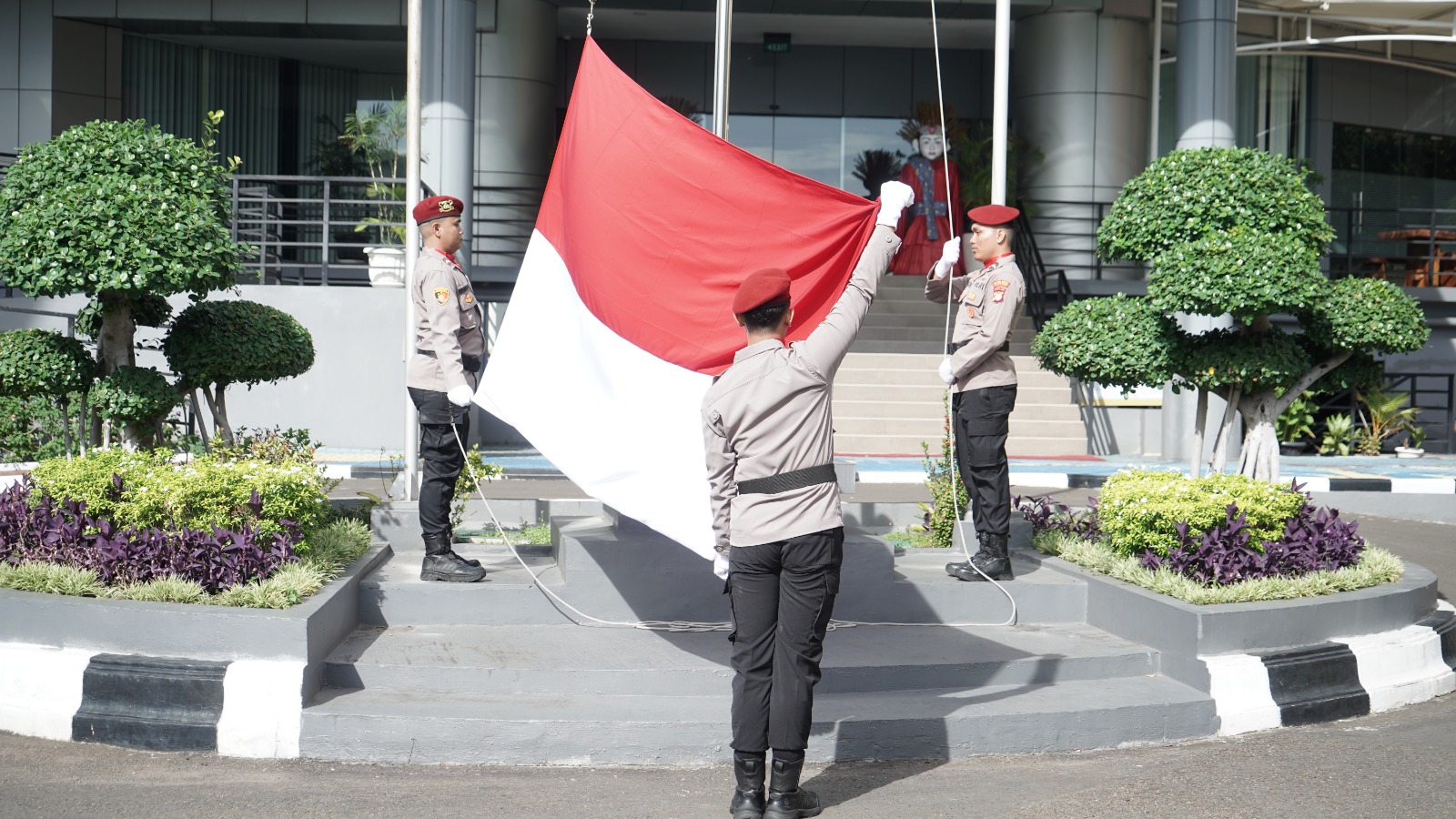 Polres Metro Jakarta Barat Gelar Upacara Peringatan Hari Pahlawan 2025