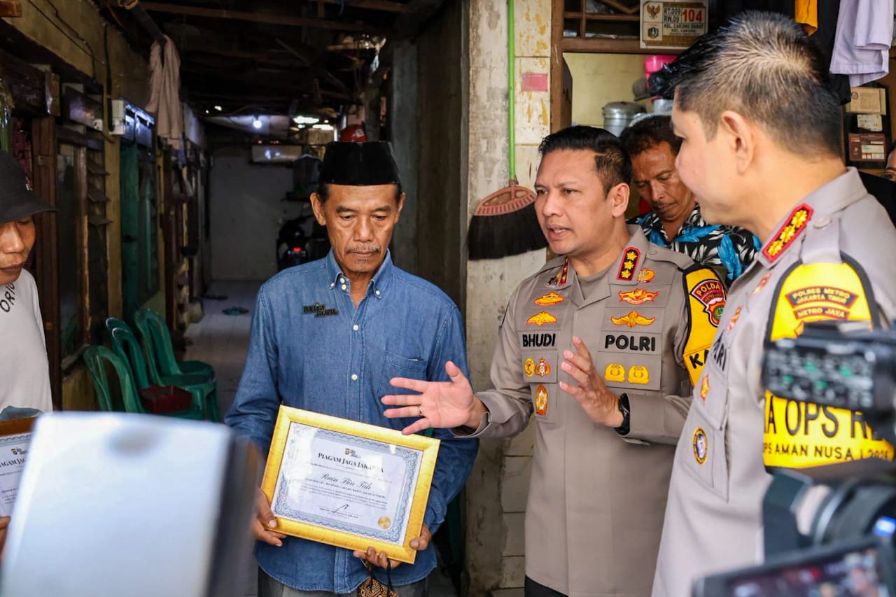 Polda Metro Jaya : Hansip Cakung Pahlawan Lingkungan, Polisi Hadir Dengan Empati