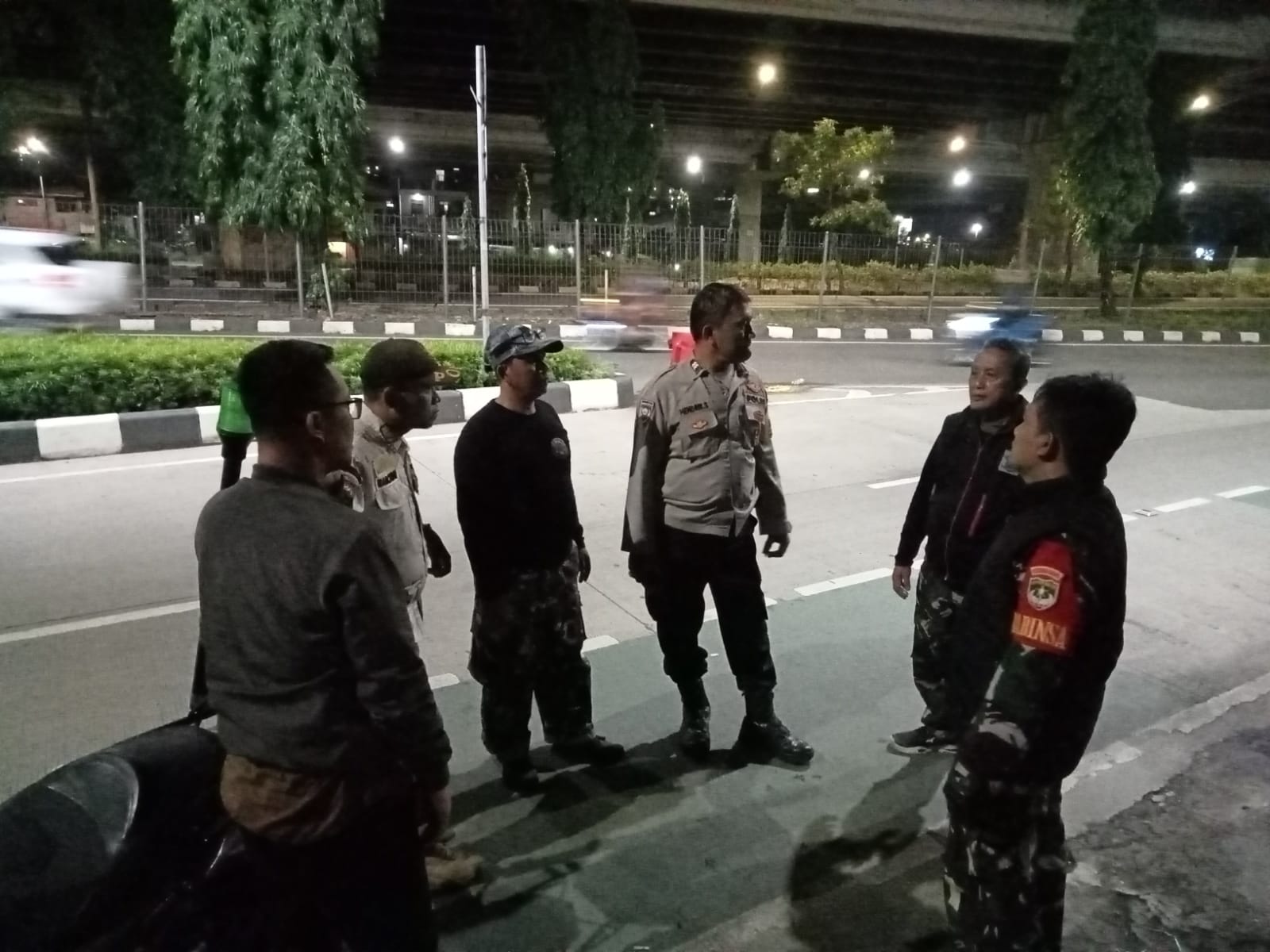 Wujud Nyata Keamanan Lingkungan, Kodim 0505/JT Gelar Patroli/Siskamling Bersama Komduk Di Jatinegara