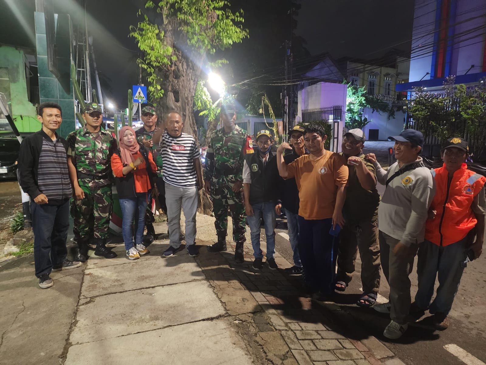 Ciptakan Rasa Aman, Kodim 0505/JT Gelar Patroli Siskamling Bersama Komduk Di Matraman