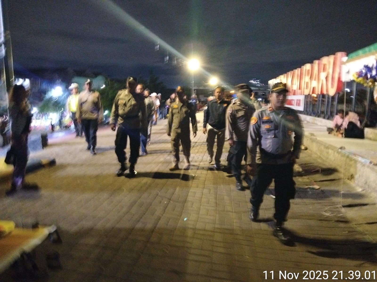 Polsek Kalibaru Gelar Operasi Cipta Kondisi, Tertibkan Pedagang Di Area Tanggul Plaza Kalibaru