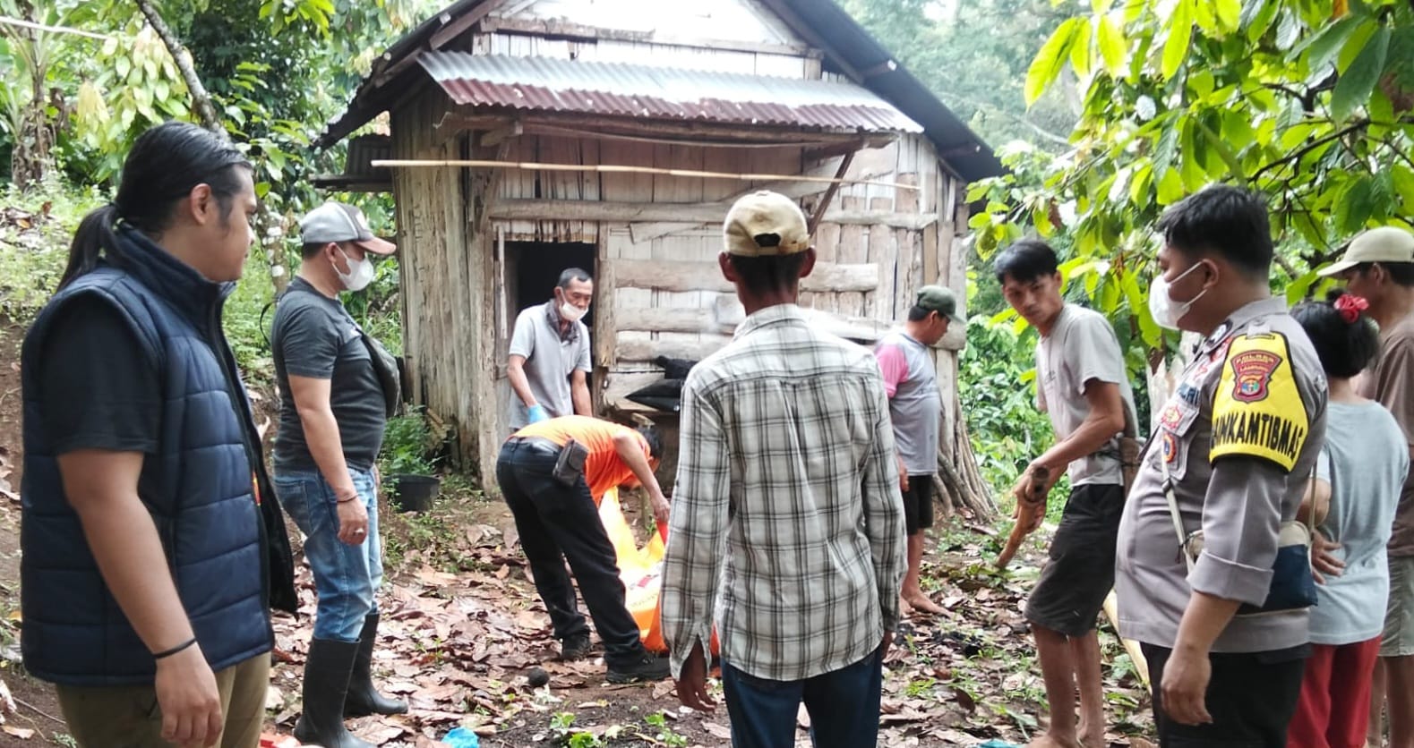 Inafis Polres Tanggamus dan Polsek Wonosobo Evakuasi Jenazah Warga Ditemukan di Gubuk Kebun