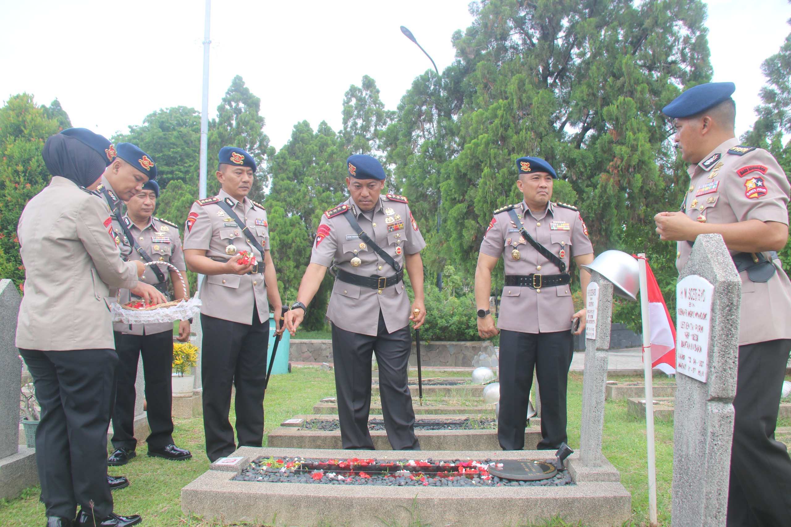 Brimob Metro Jaya Mengikuti Rangkaian Ziarah Dan Tabur Bunga Di TMP Kalibata