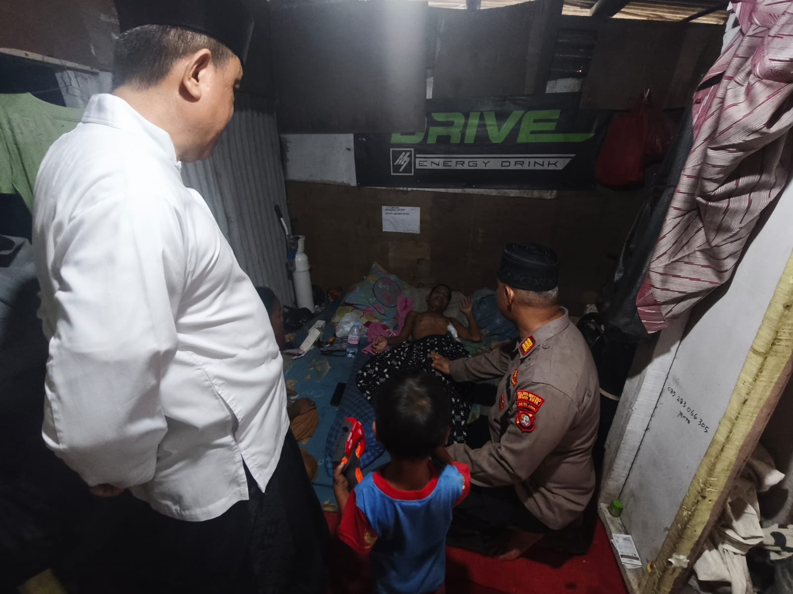 Kapolsek Bekasi Barat Peduli Dan Empati Kepada Warga Sakit Di Slum Area