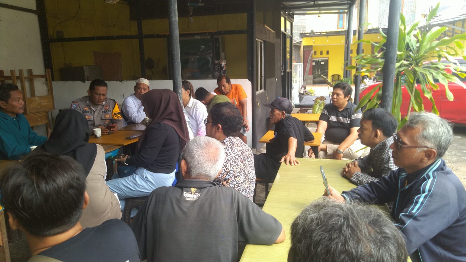 Walikota Jangan Lepas Tangan Atas Nasib PKL Kawasan Stasiun Kejaksan Puluhan Pedagang Kaki Lima ( PKL ) yang berada di kawasan Stasiun