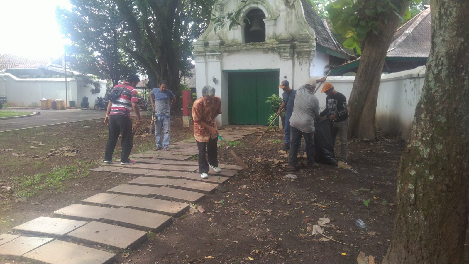 Laskar Saka Tunggal Bebersih Kraton Kanoman