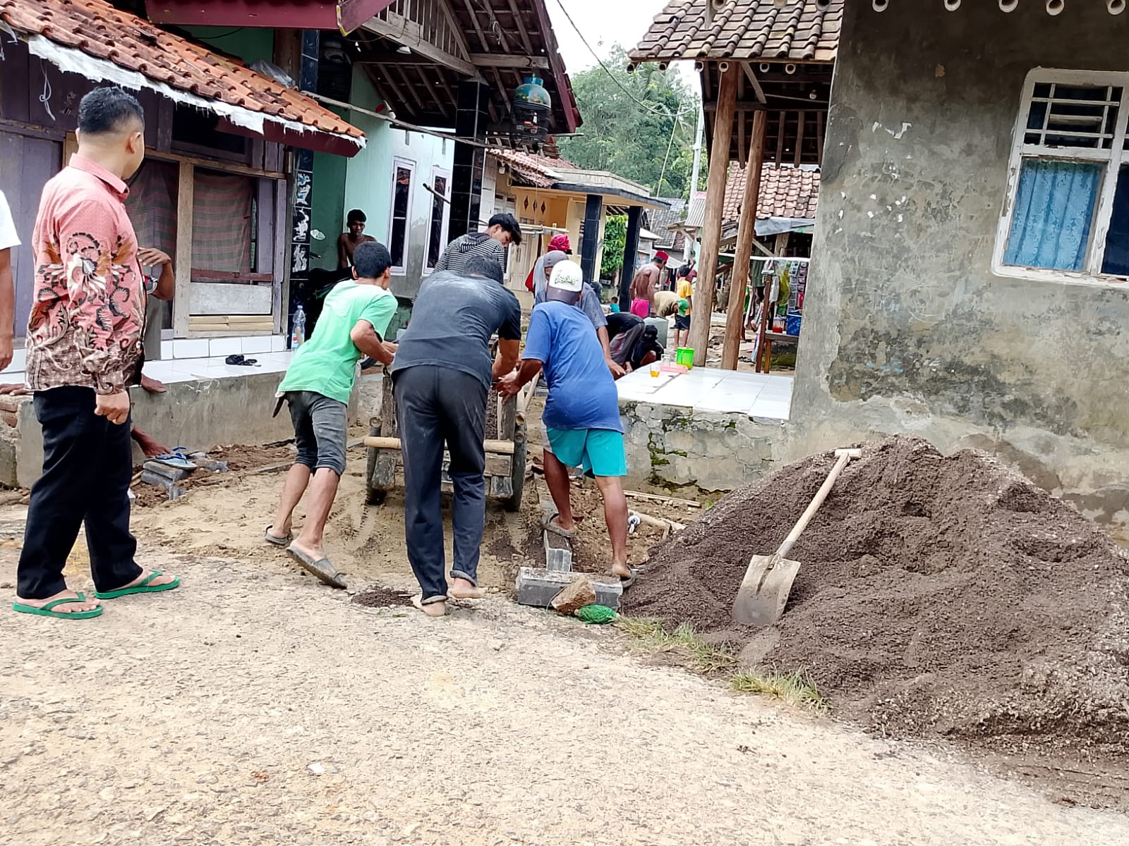 Pemerintah Desa Sangiangtanjung Sukses Laksanakan Pembangunan Paving Blok di Gang Cinta