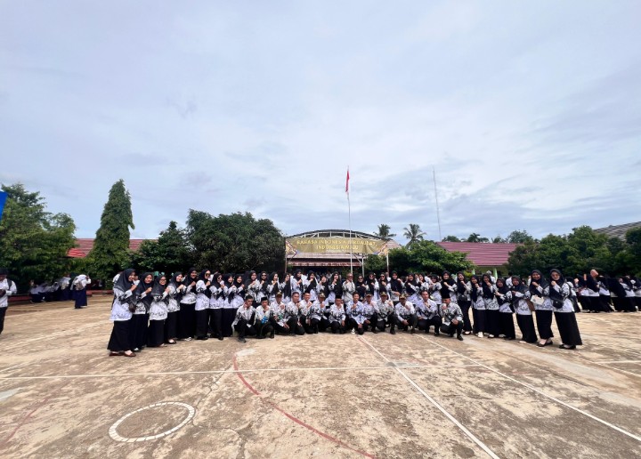 SDN 1 WAY HARONG IKUTI UPACARA DAN LOMBA OLAHRAGA DALAM RANGKA HUT PGRI DI SMPN 1 AIR NANINGAN