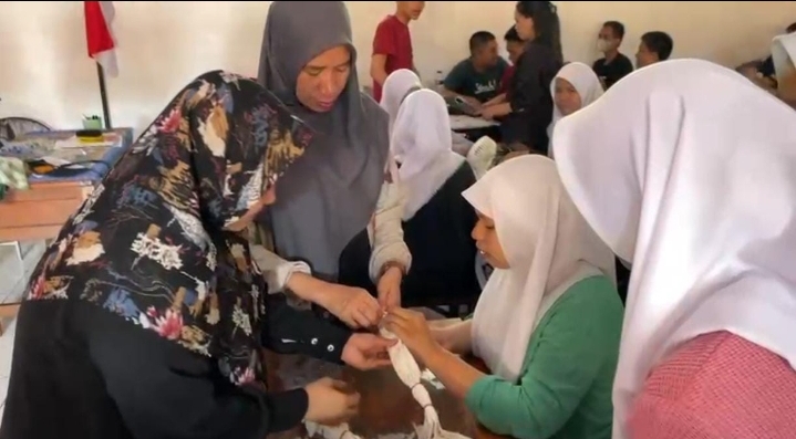 Dosen FSD UNM Gelar PKM Teknik Ikat Celup Pada Tote Bag Di SMA NEGERI 3 MAKASSAR