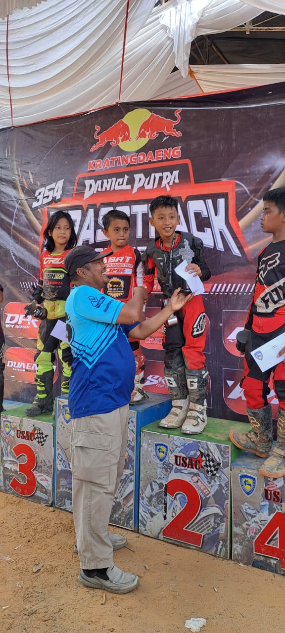 Agam Zaki (pembalap cilik) raih juara 2 kelas MMX 50 CC anak anak di bawah 15 tahun pada event grastrack motor cross Daniel putra