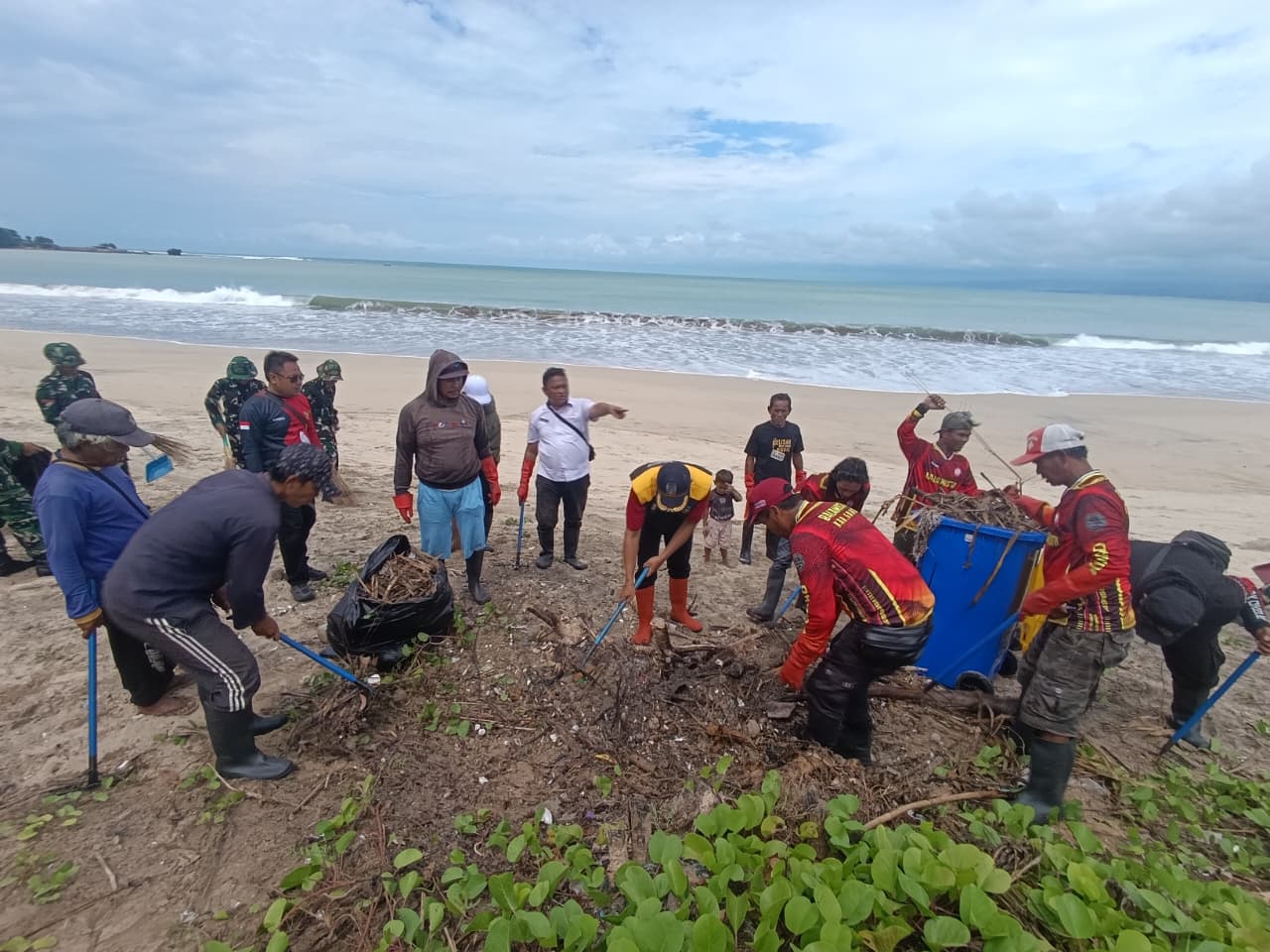 Pantai Santolo Garut Menjadi Sasaran Berikutnya Bersih Pantai (Jabar Raksa Sagara) TNI AL Bandung Bersama DKP Provinsi Jawa Barat