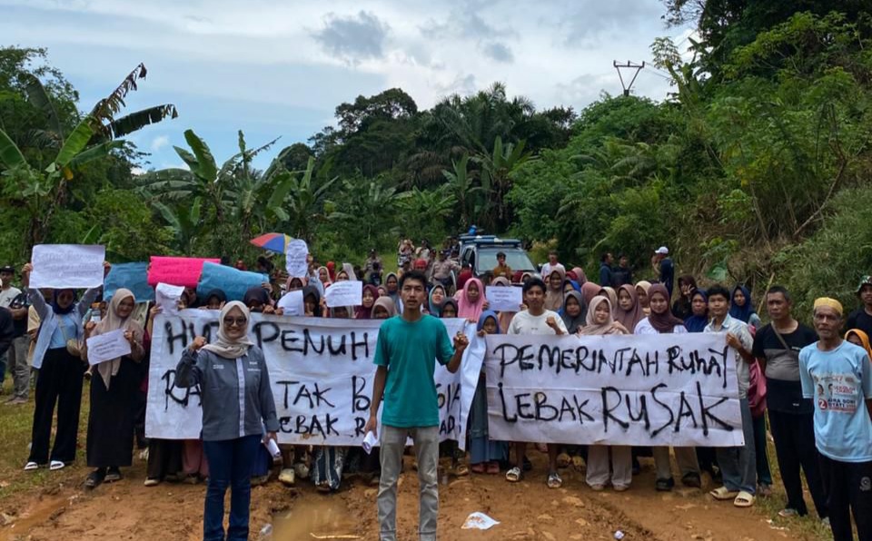 FKMC Gelar Aksi Demo Bersama Masyarakat: Tuntut Jalan Poros Kabupaten Rusak Berat Segera di Bangun